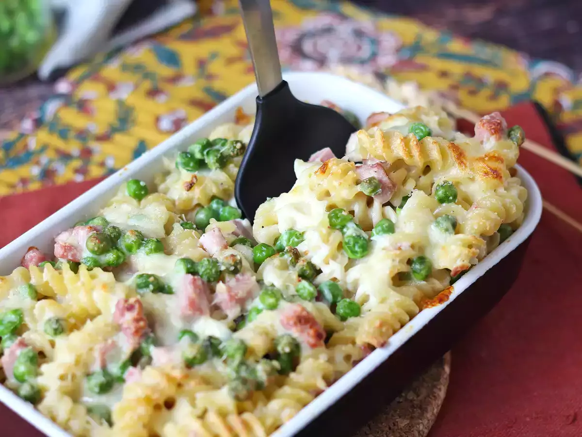 Romige pasta-ovenschotel met doperwten en ham, gegratineerd - foto 8