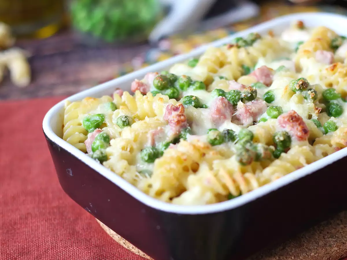 Romige pasta-ovenschotel met doperwten en ham, gegratineerd - foto 9