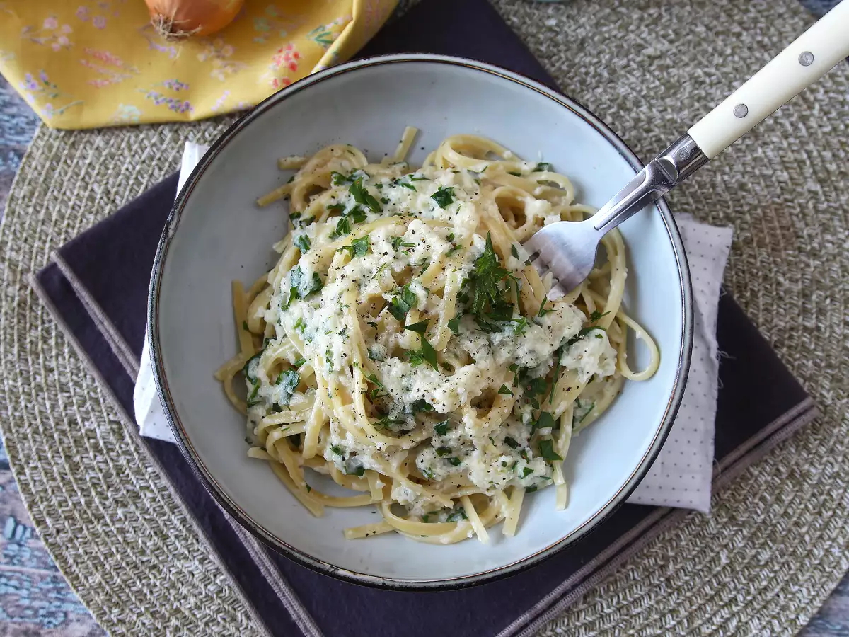 Romige uienpasta: een heerlijk en supergoedkoop pastagerecht! - foto 2