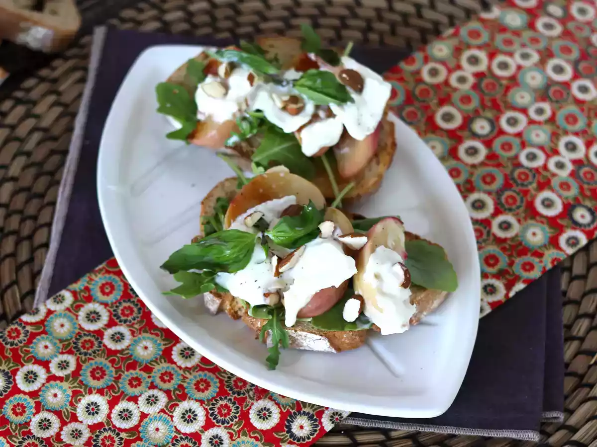 Rucola brood met geroosterde perziken en burrata: een zoete en hartige combinatie die superlekker is!