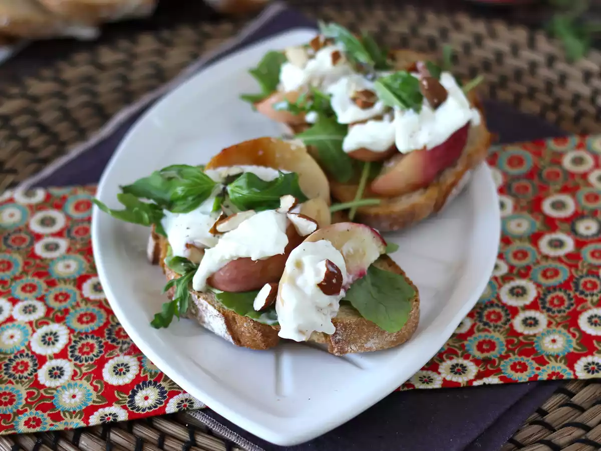 Rucola brood met geroosterde perziken en burrata: een zoete en hartige combinatie die superlekker is! - foto 2