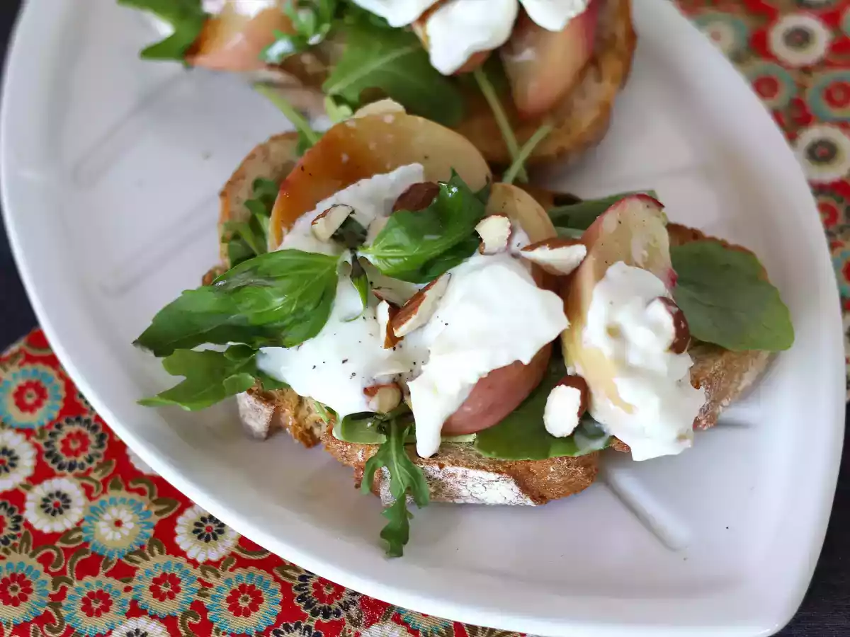 Rucola brood met geroosterde perziken en burrata: een zoete en hartige combinatie die superlekker is! - foto 3