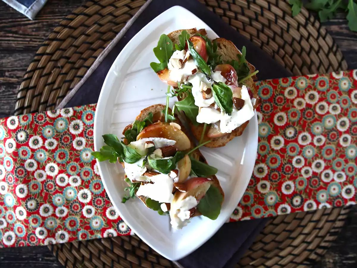 Rucola brood met geroosterde perziken en burrata: een zoete en hartige combinatie die superlekker is! - foto 4