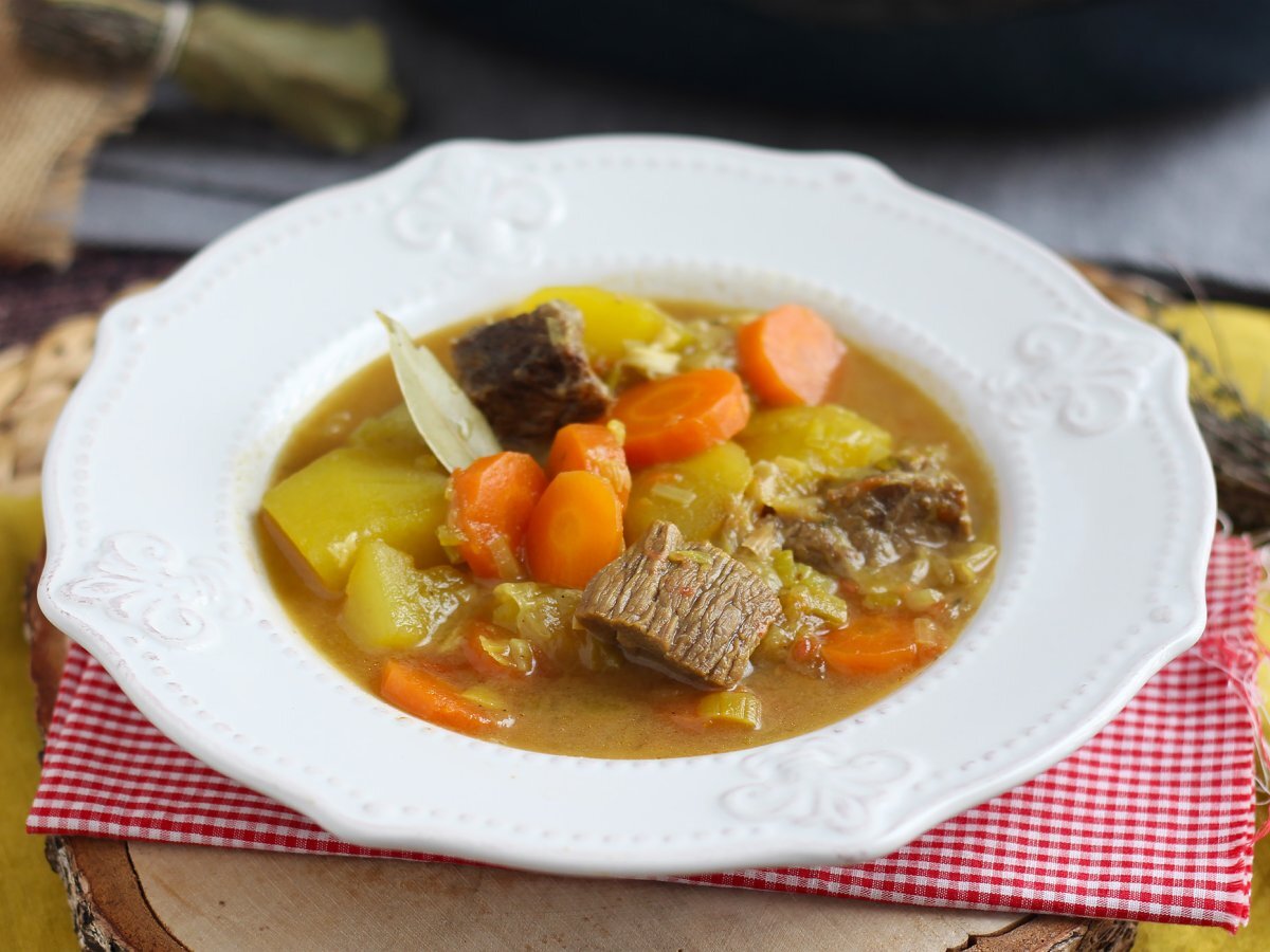 Rundvlees- en aardappelstoofpot in een snelkookpan