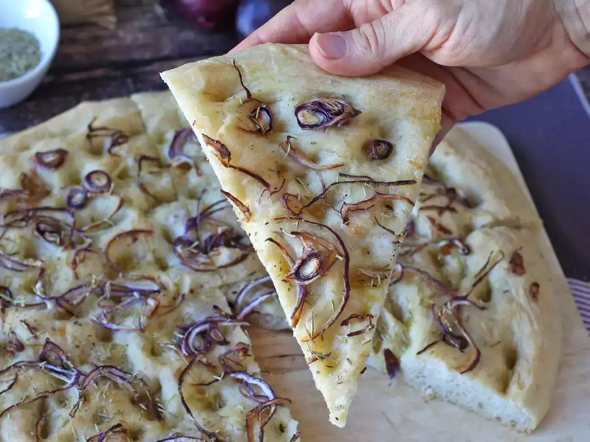 Rustieke focaccia met ui en rozemarijn
