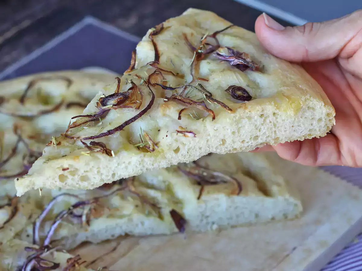 Rustieke focaccia met ui en rozemarijn - foto 3