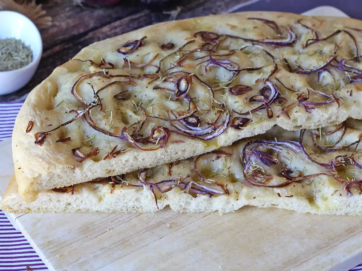 Rustieke focaccia met ui en rozemarijn - foto 4
