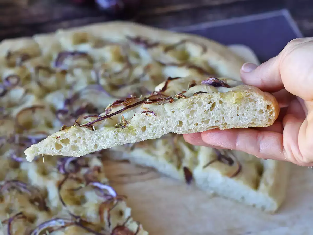 Rustieke focaccia met ui en rozemarijn - foto 5