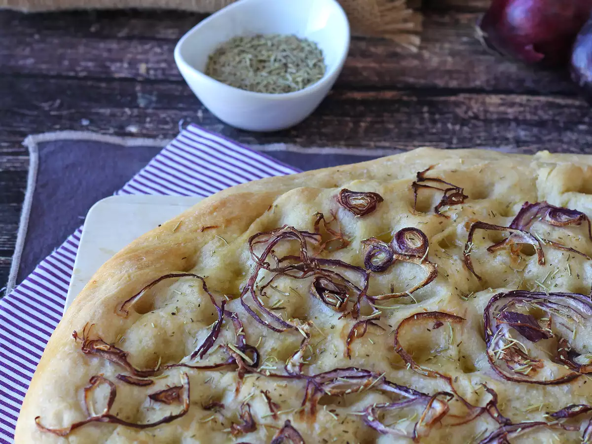 Rustieke focaccia met ui en rozemarijn - foto 6