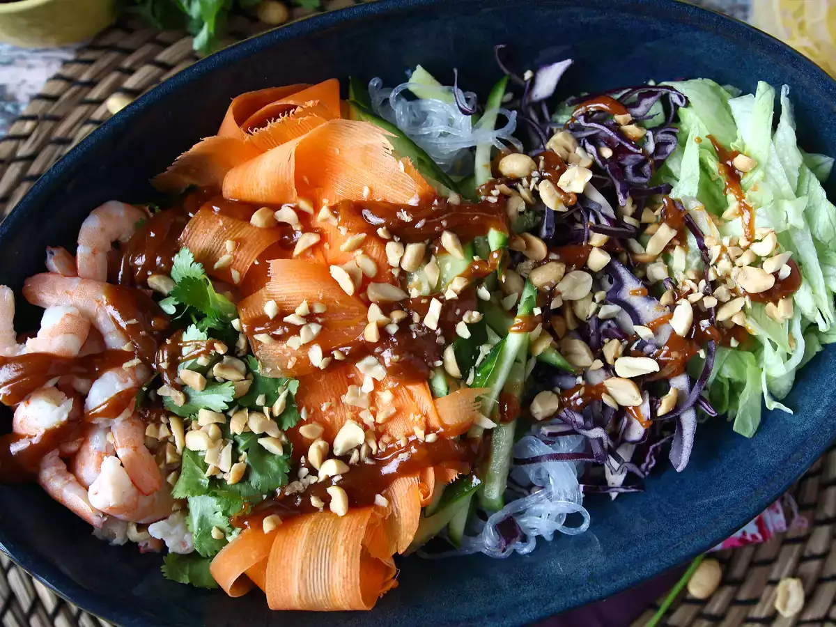 Salade in de stijl van een springroll met pittige pindasaus