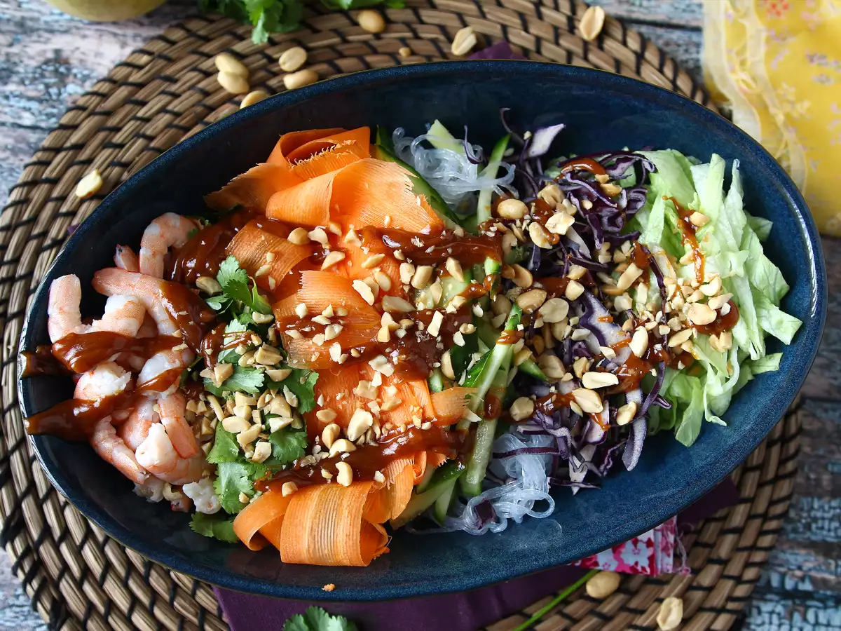 Salade in de stijl van een springroll met pittige pindasaus - foto 3