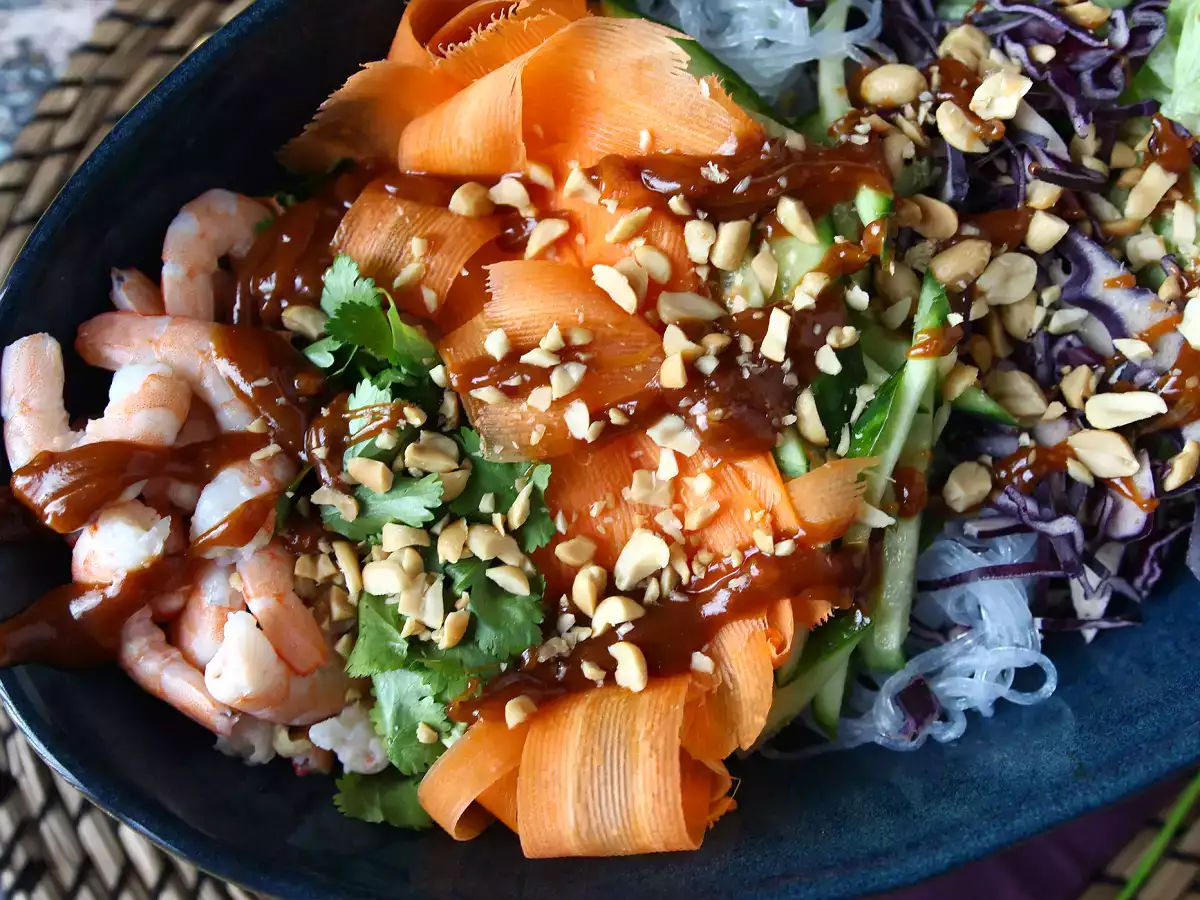 Salade in de stijl van een springroll met pittige pindasaus - foto 4