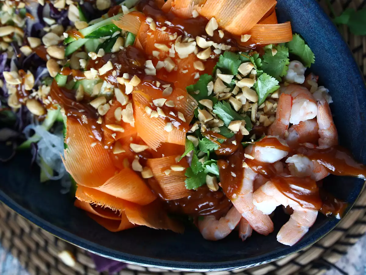 Salade in de stijl van een springroll met pittige pindasaus - foto 5