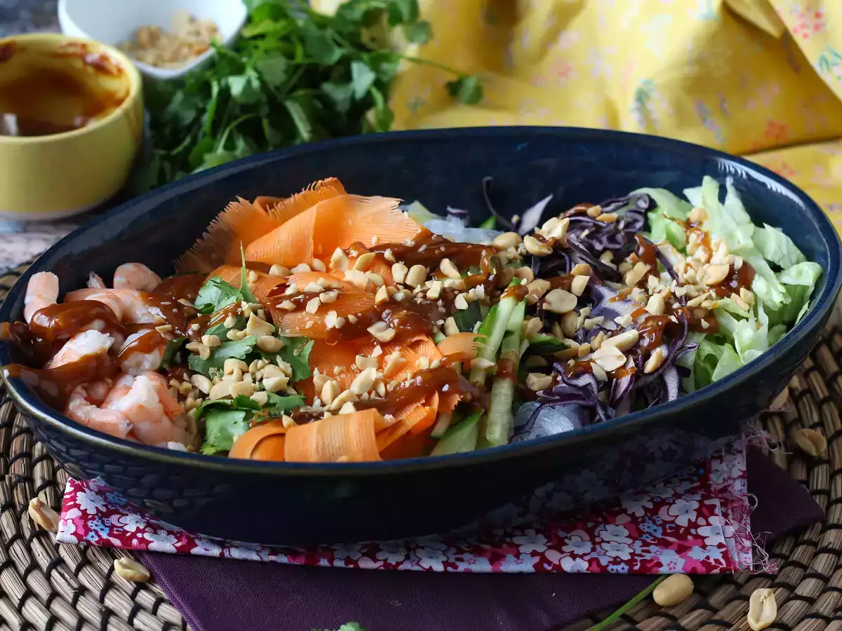 Salade in de stijl van een springroll met pittige pindasaus - foto 6