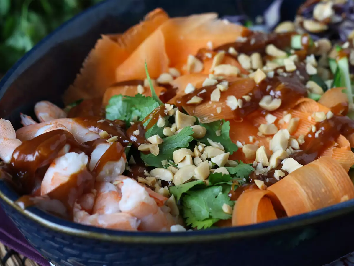 Salade in de stijl van een springroll met pittige pindasaus - foto 7