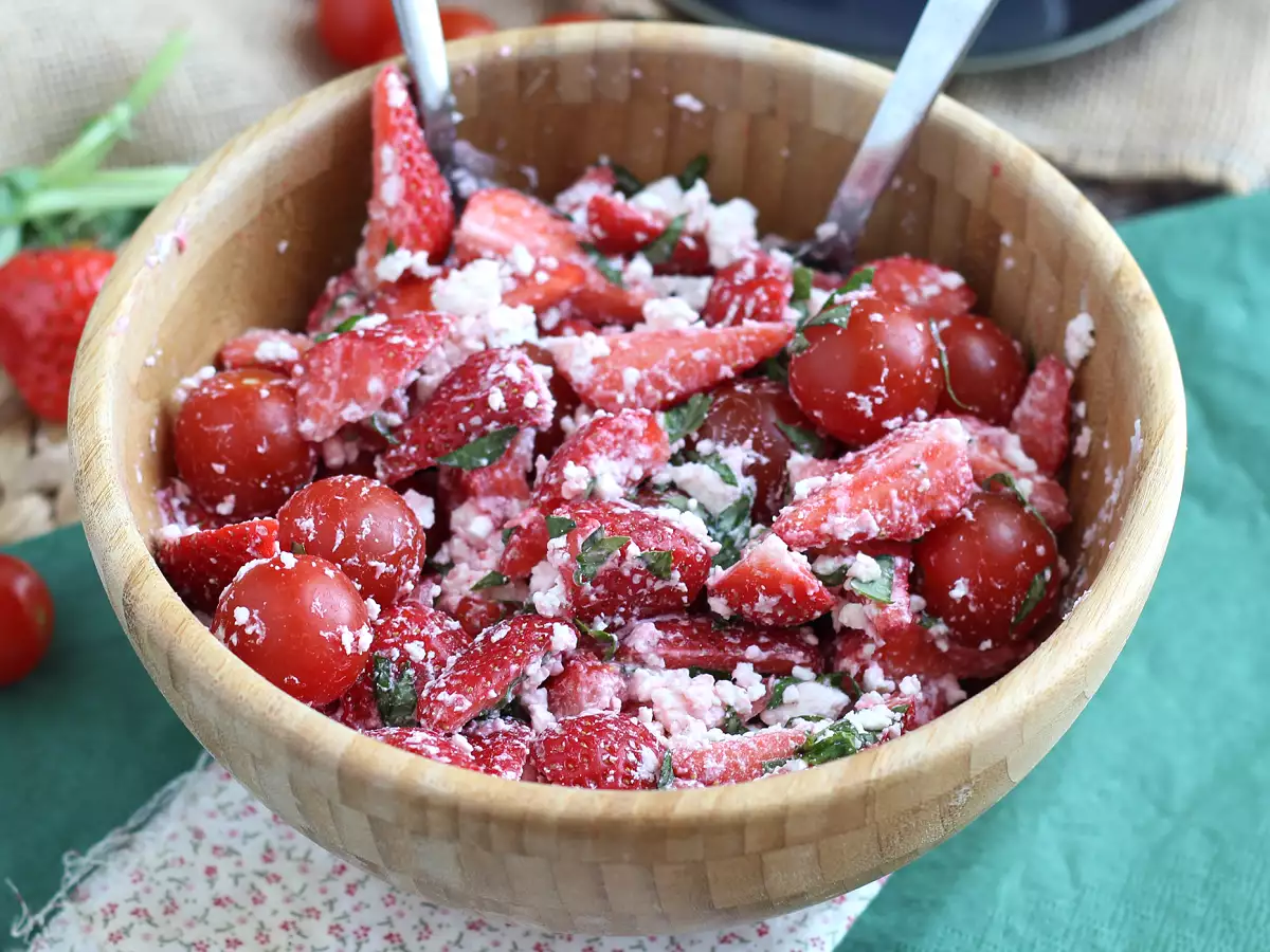Salade met aardbeien, tomaten, feta en basilicum - foto 4