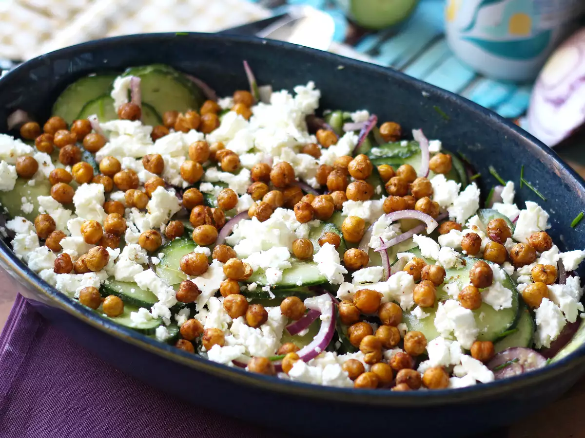 Salade met komkommer, geroosterde kikkererwten, avocado en feta - foto 5