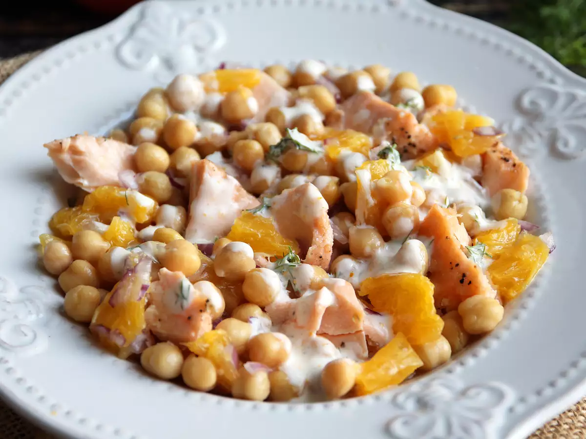 Salade met zalm, kikkererwten en sinaasappel - foto 2