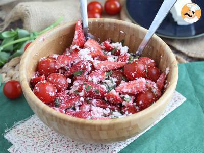 Salade van aardbeien, tomaat, feta en basilicum