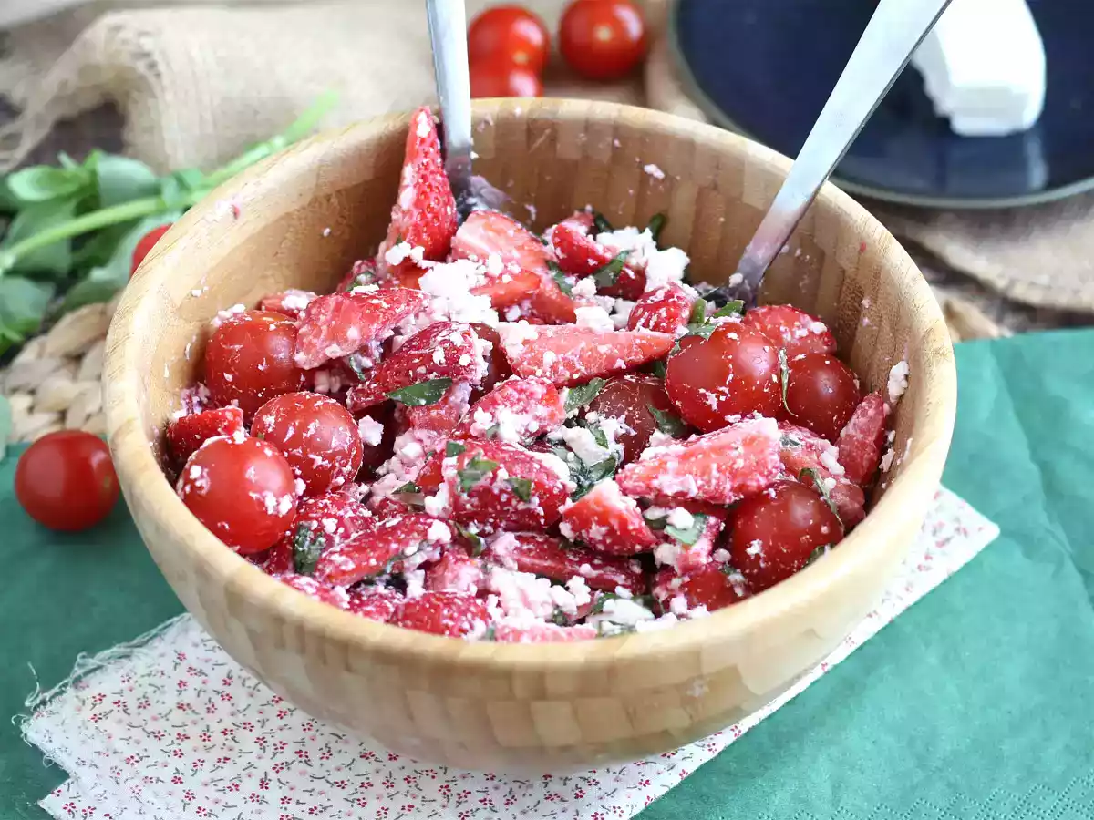 Salade van aardbeien, tomaten, feta en basilicum