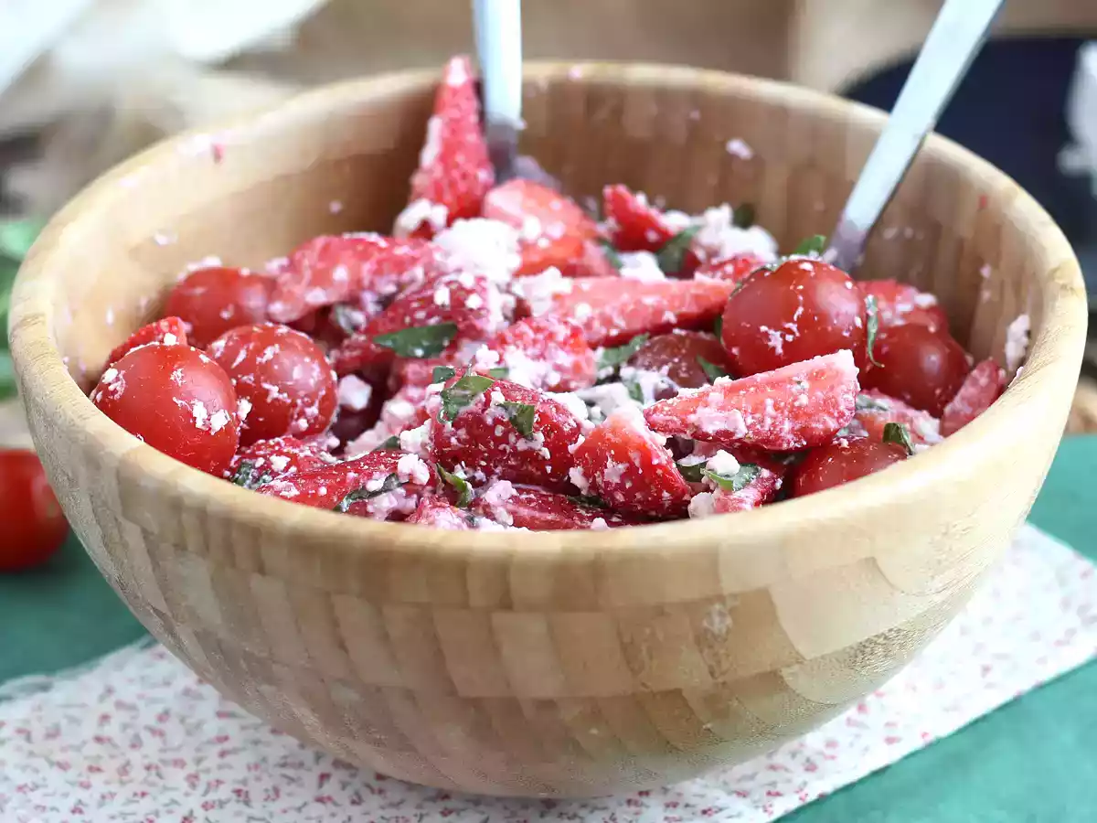 Salade van aardbeien, tomaten, feta en basilicum - foto 2