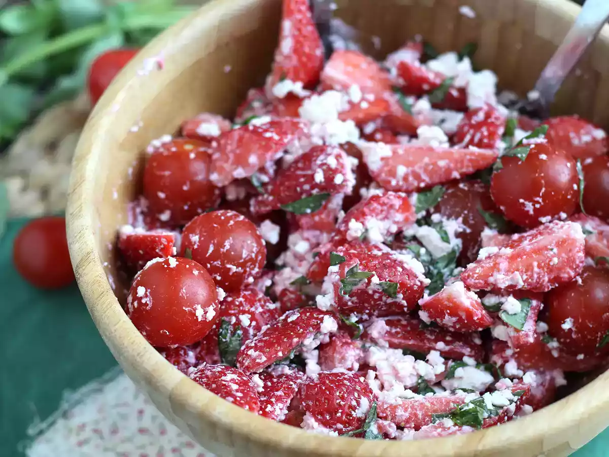 Salade van aardbeien, tomaten, feta en basilicum - foto 3