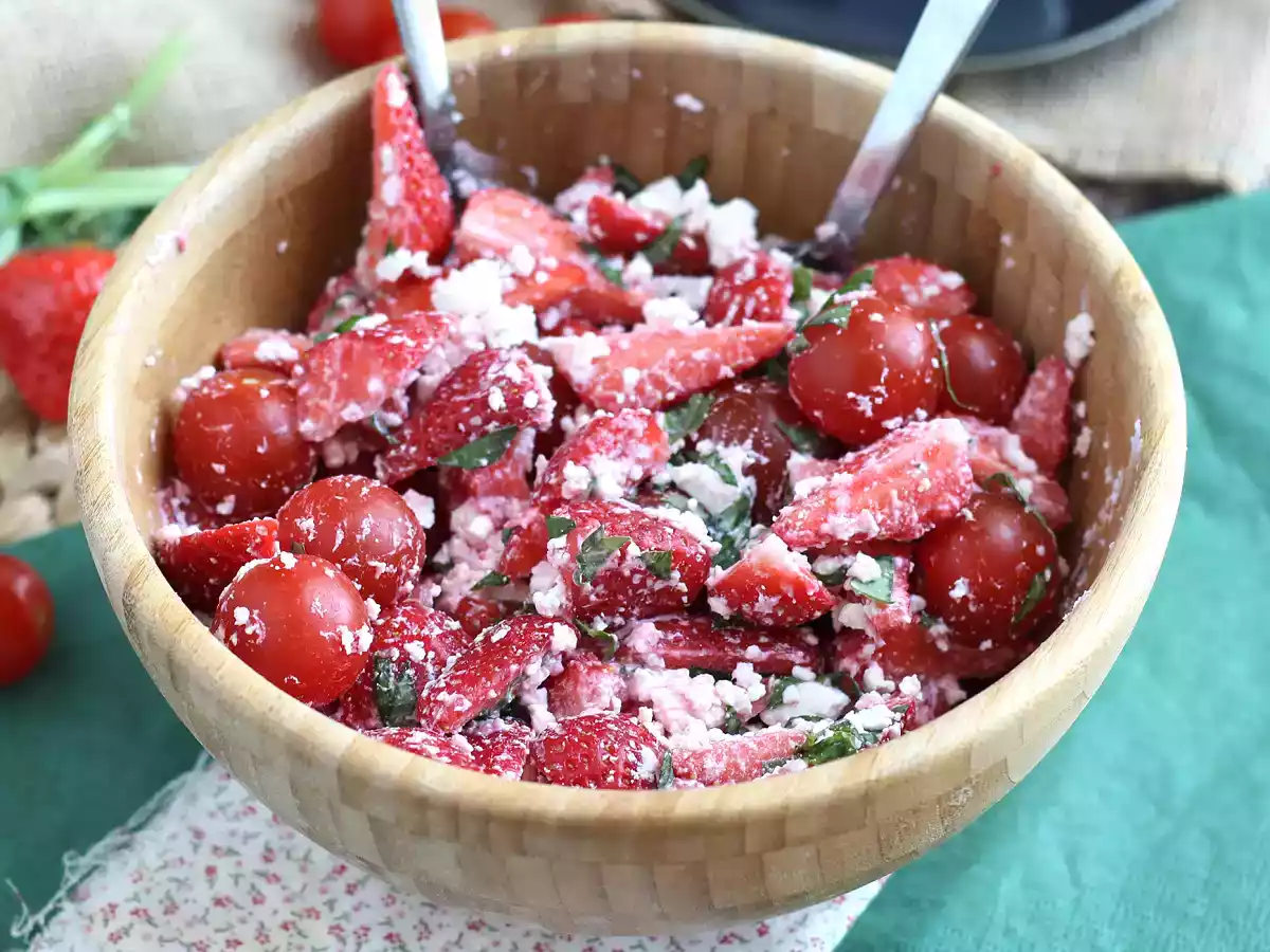 Salade van aardbeien, tomaten, feta en basilicum - foto 4