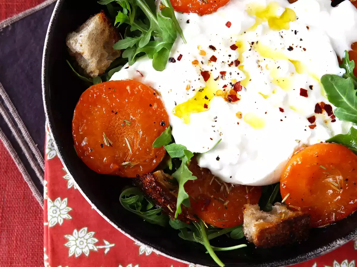 Salade van geroosterde abrikozen, rucola en burrata