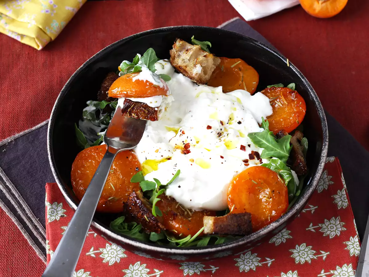 Salade van geroosterde abrikozen, rucola en burrata - foto 4
