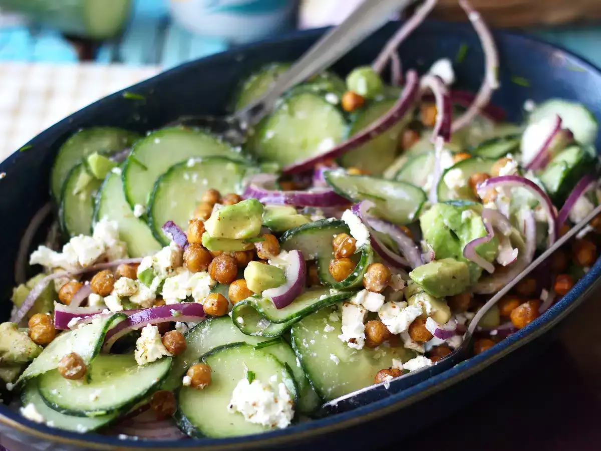 Salade van komkommer, geroosterde kikkererwten, avocado en feta - foto 2