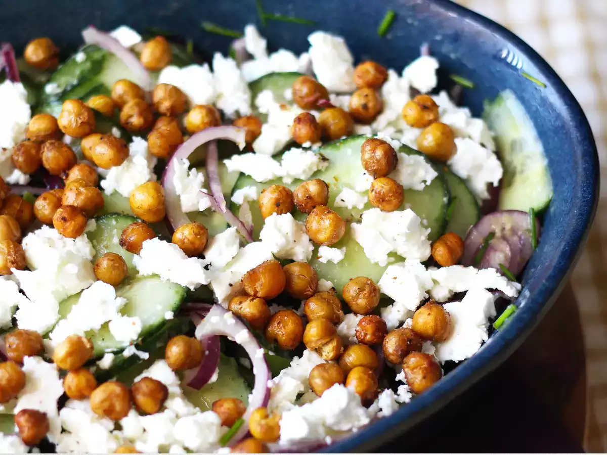 Salade van komkommer, geroosterde kikkererwten, avocado en feta - foto 3
