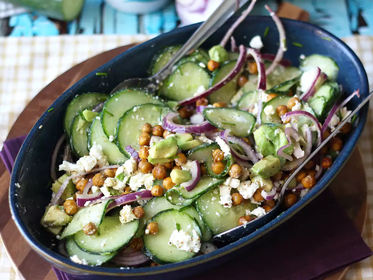 Salade van komkommer, geroosterde kikkererwten, avocado en feta - foto 4
