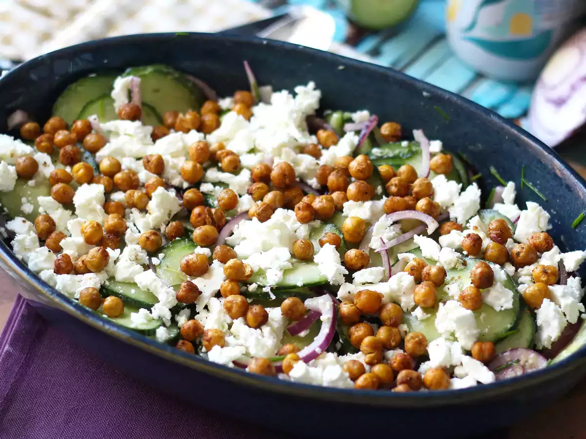 Salade van komkommer, geroosterde kikkererwten, avocado en feta - foto 5
