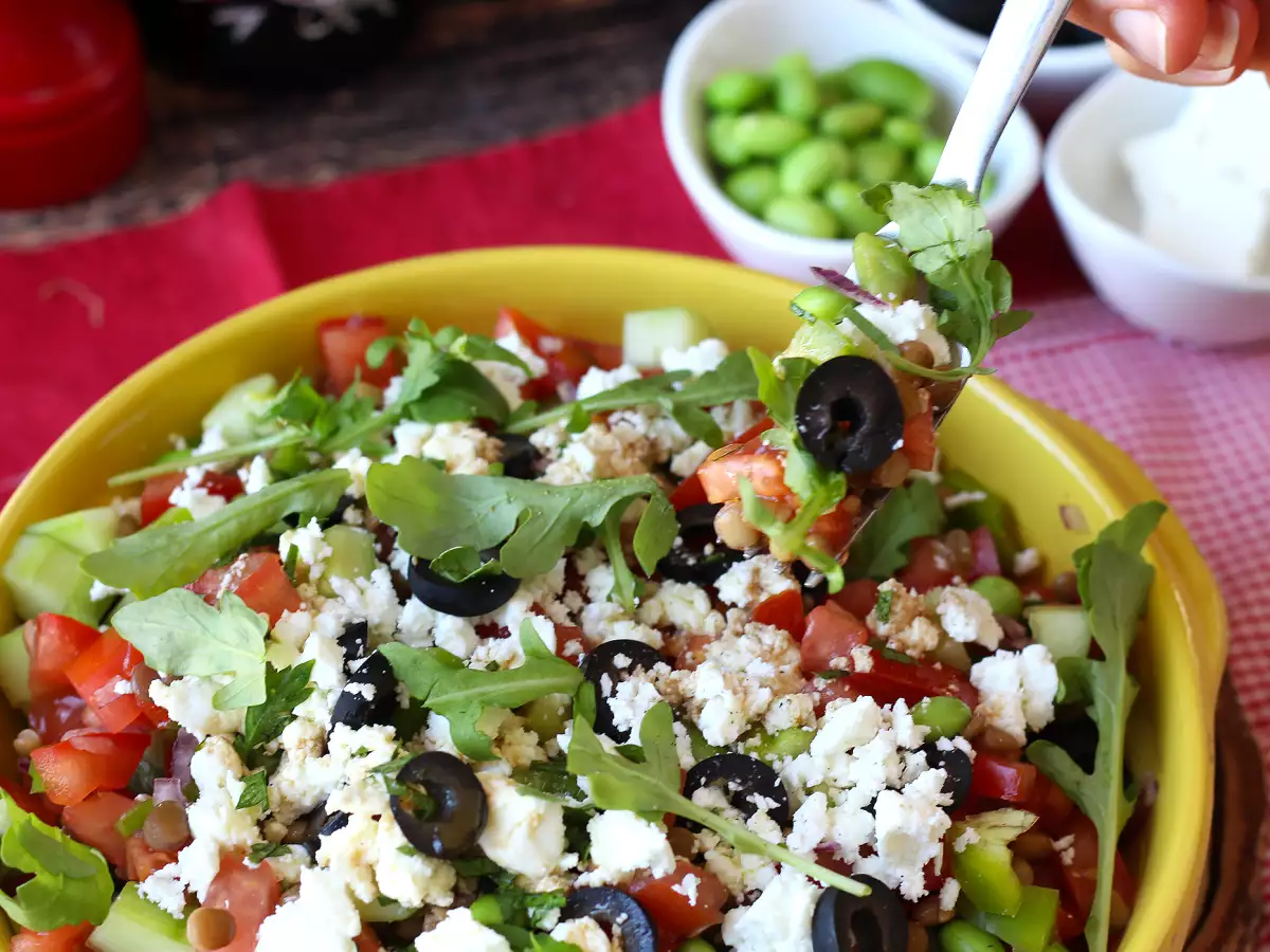 Salade van linzen, feta en edamame met knapperige groenten - foto 3