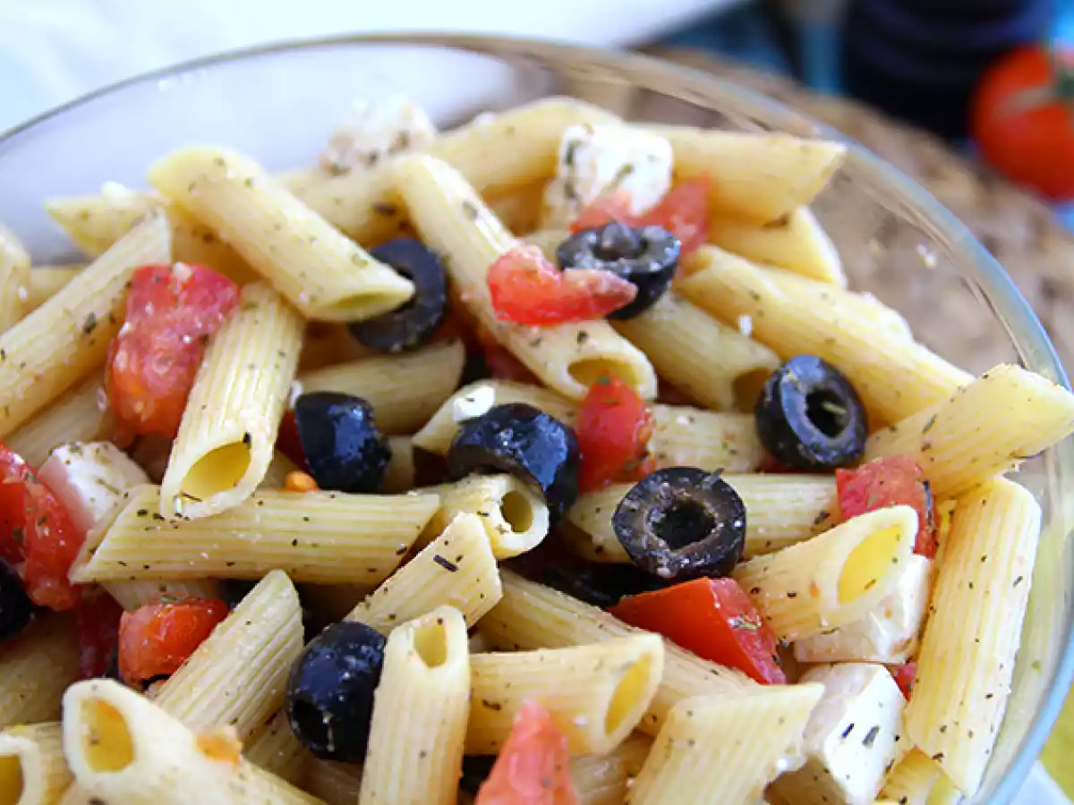 Salade van pasta, tomaat, feta en olijven - foto 2