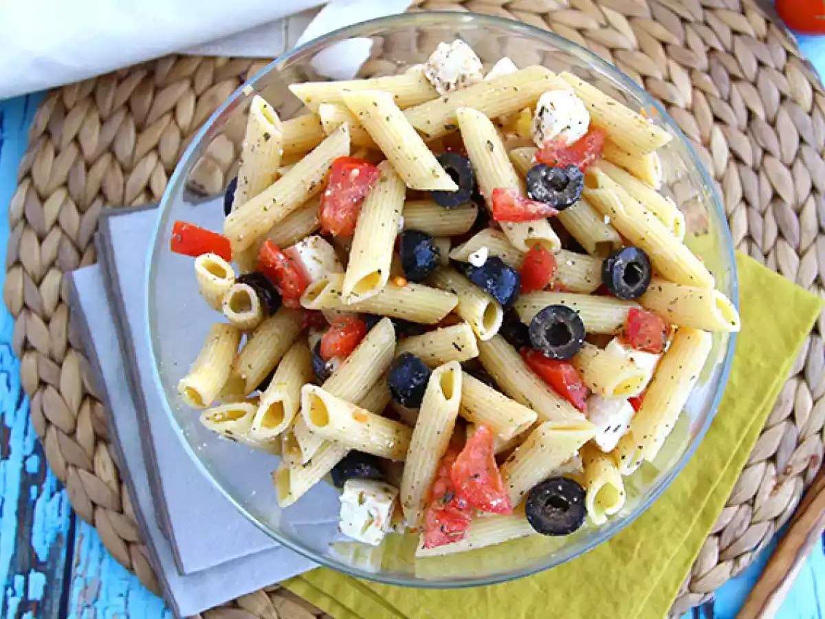 Salade van pasta, tomaat, feta en olijven - foto 3
