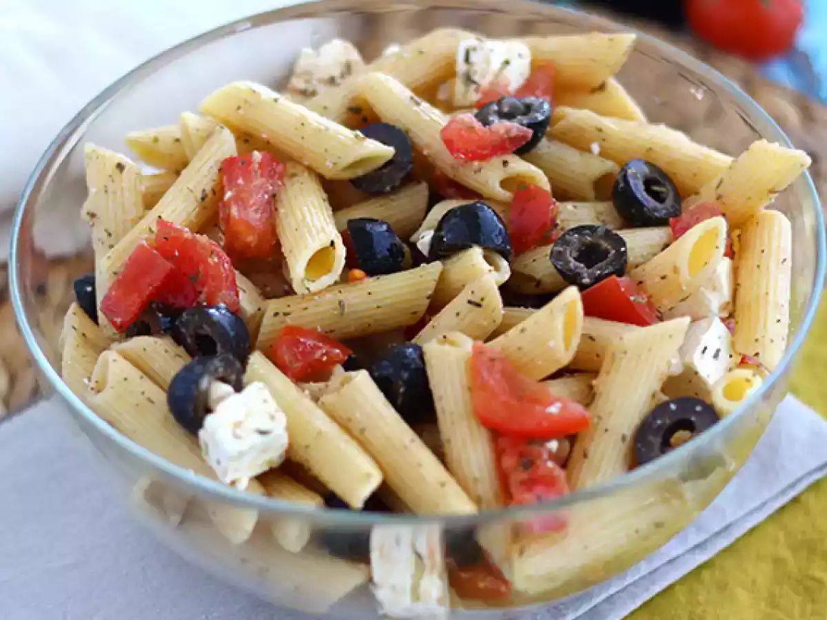Salade van pasta, tomaat, feta en olijven - foto 4