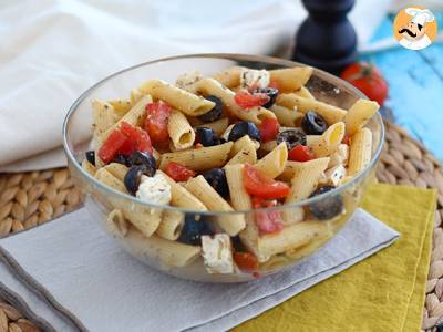 Salade van pasta, tomaat, feta en olijven