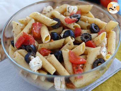 Salade van pasta, tomaat, feta en olijven - foto 4