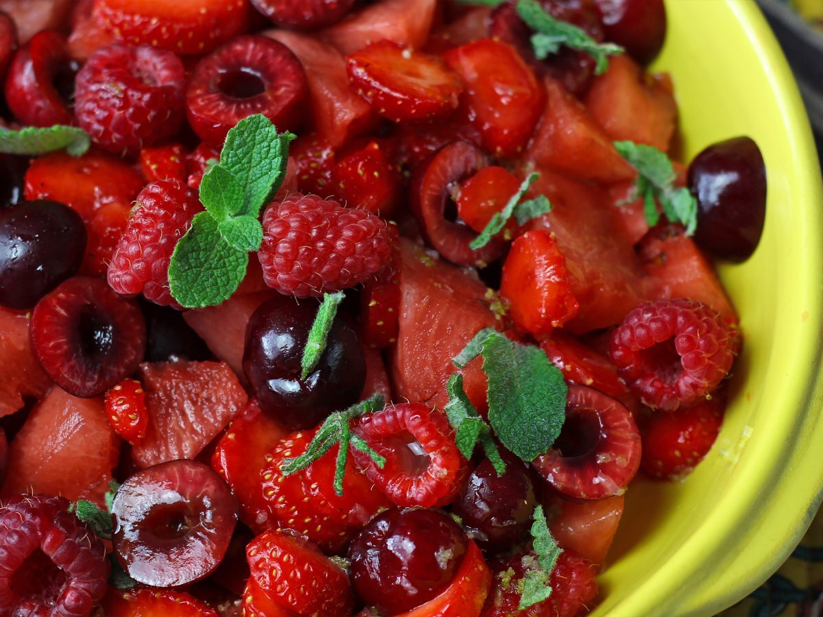 Salade van rood fruit: aardbei, framboos, kers en watermeloen, perfect voor de zomer!
