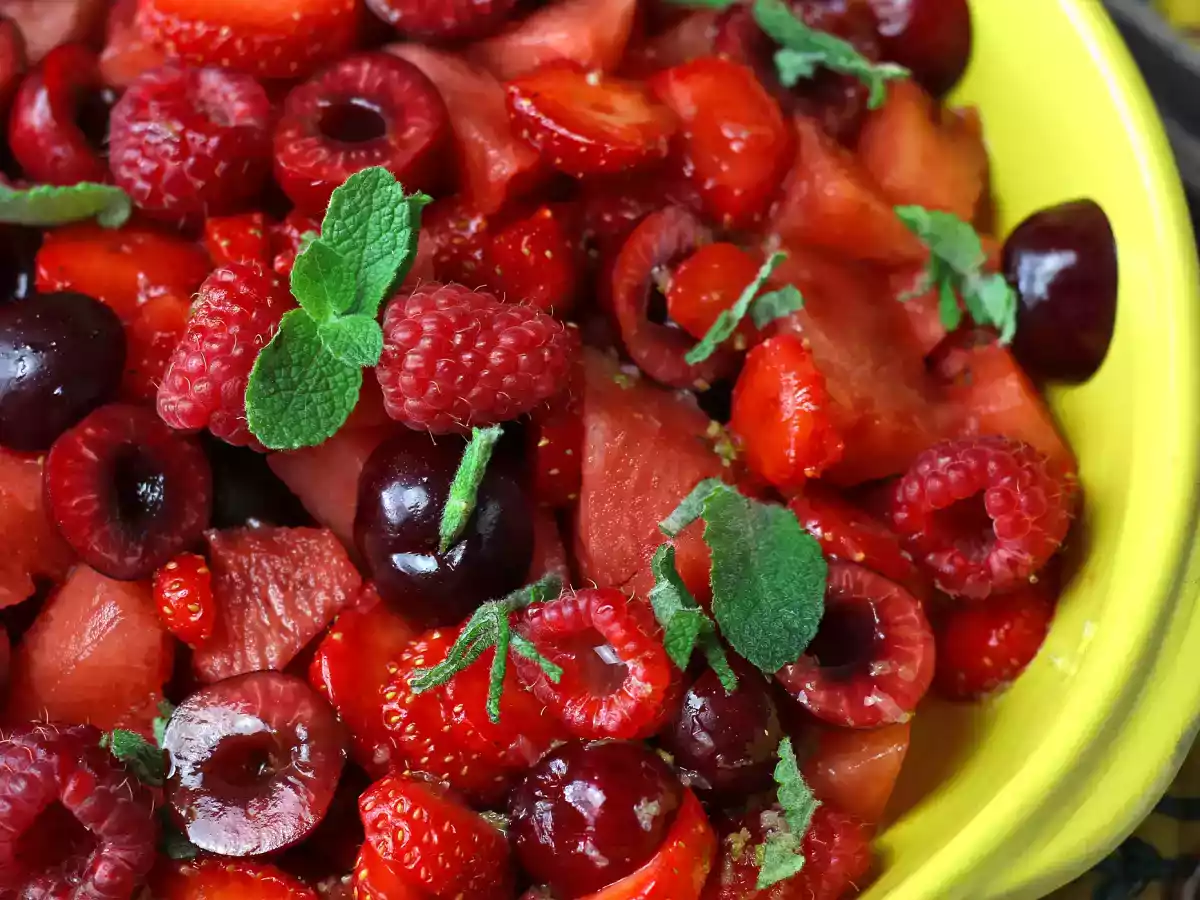 Salade van rood fruit: aardbei, framboos, kers en watermeloen, perfect voor de zomer!