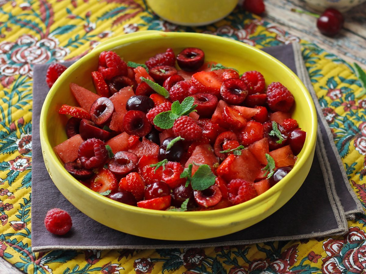 Salade van rood fruit: aardbei, framboos, kers en watermeloen, perfect voor de zomer! - foto 2