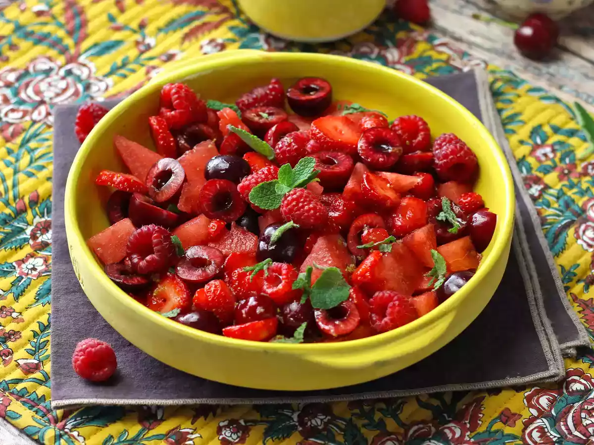 Salade van rood fruit: aardbei, framboos, kers en watermeloen, perfect voor de zomer! - foto 2