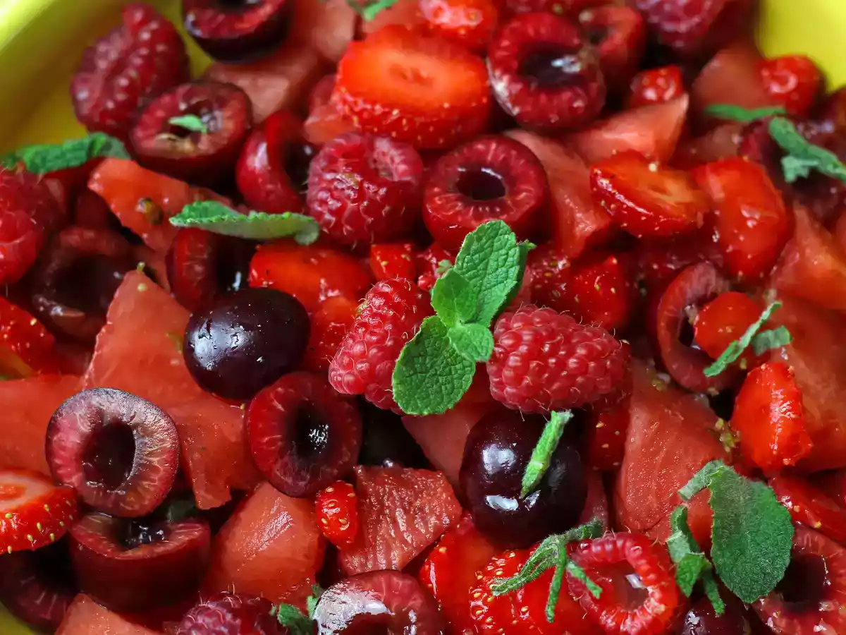Salade van rood fruit: aardbei, framboos, kers en watermeloen, perfect voor de zomer! - foto 5