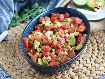 Salade van watermeloen, feta, avocado en komkommer: extra fris!