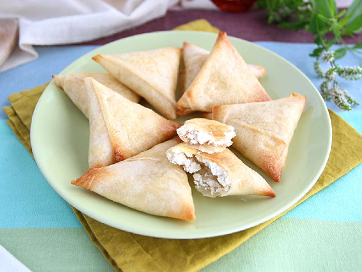 Samosa's met geitenkaas en honing