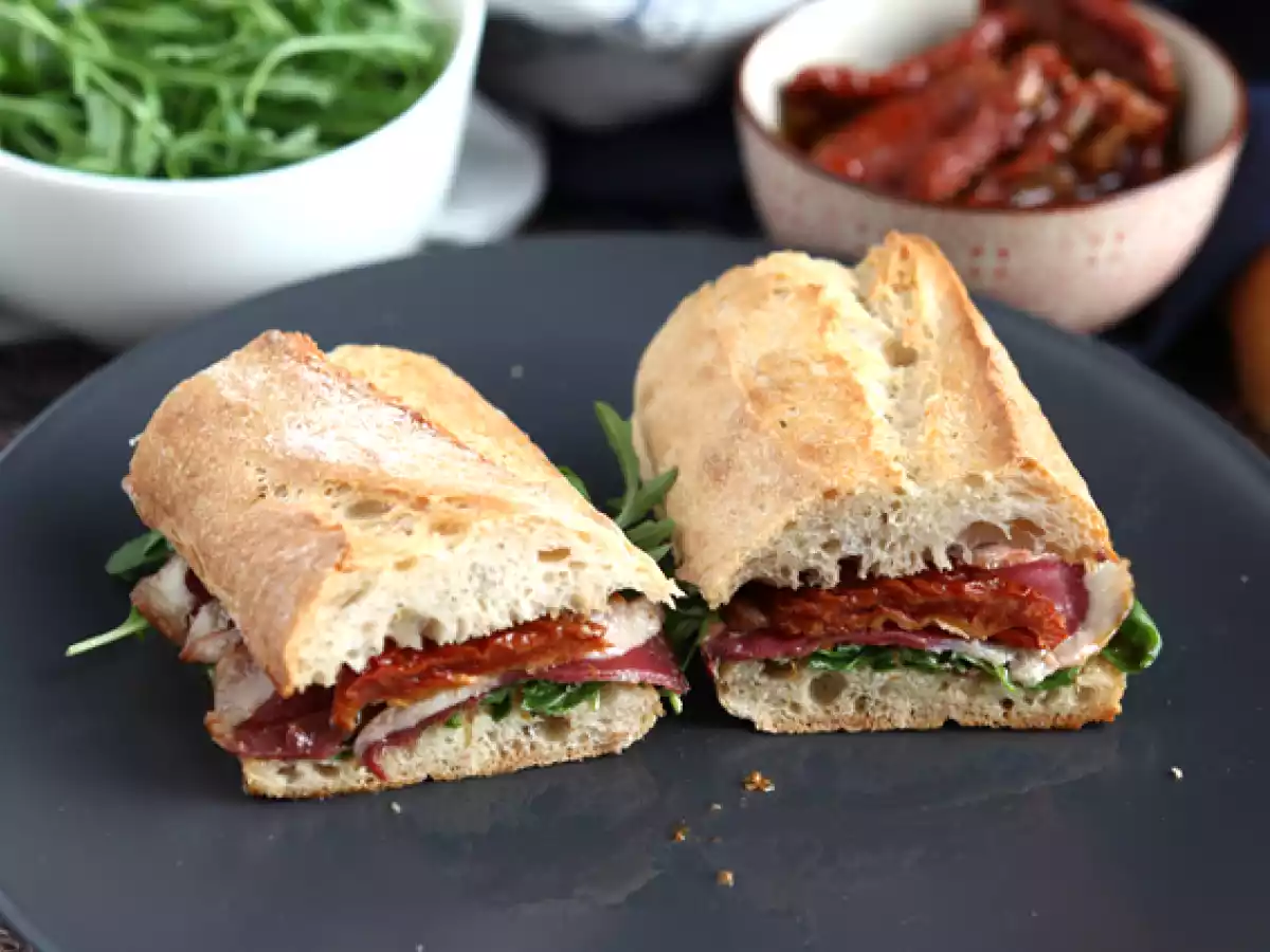 Sandwich met gerookte eendenborst, zongedroogde tomaten, rucola en balsamicoazijn
