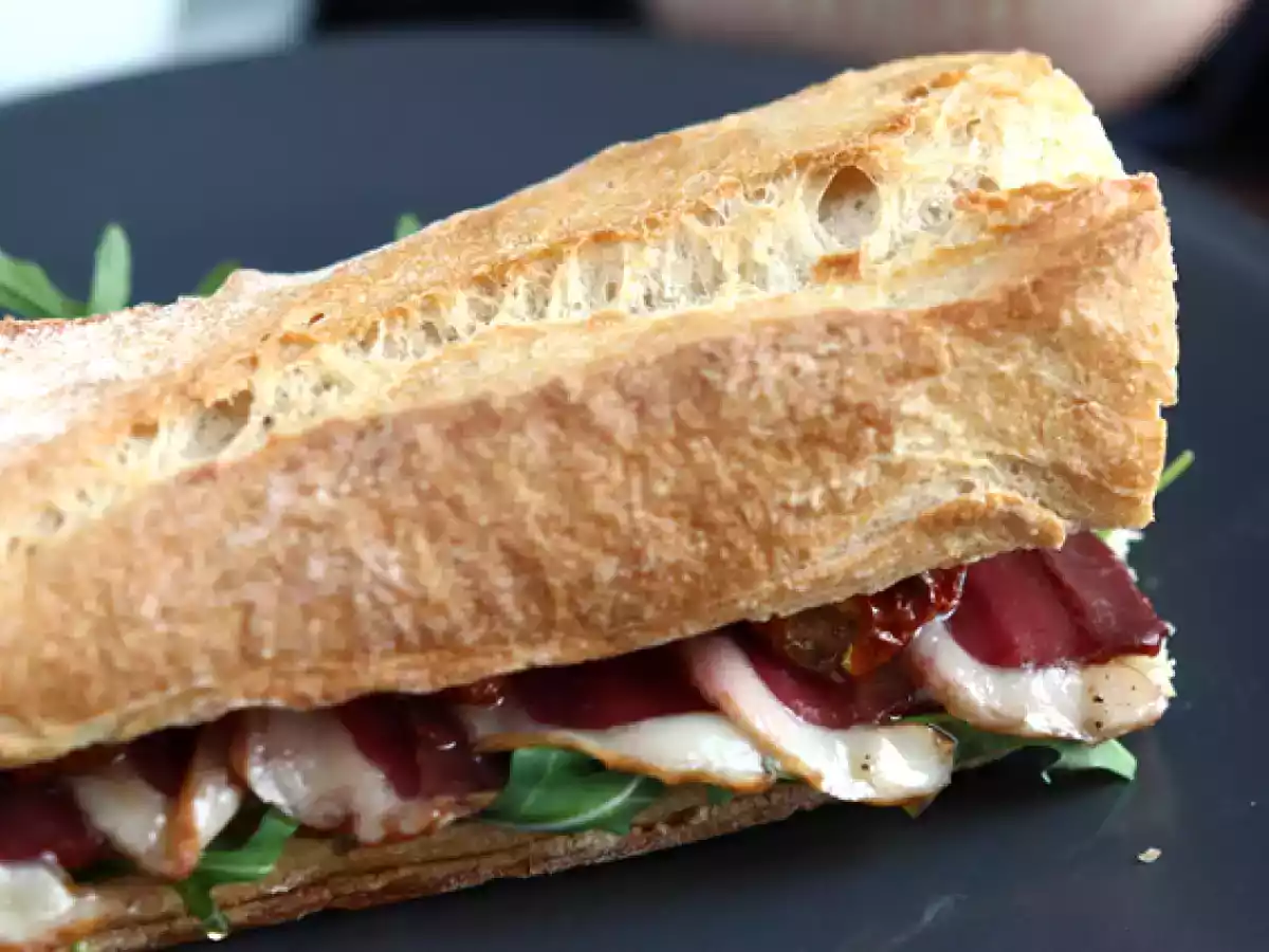Sandwich met gerookte eendenborst, zongedroogde tomaten, rucola en balsamicoazijn - foto 2