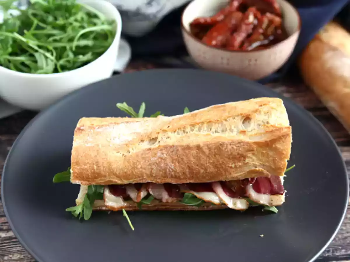 Sandwich met gerookte eendenborst, zongedroogde tomaten, rucola en balsamicoazijn - foto 3
