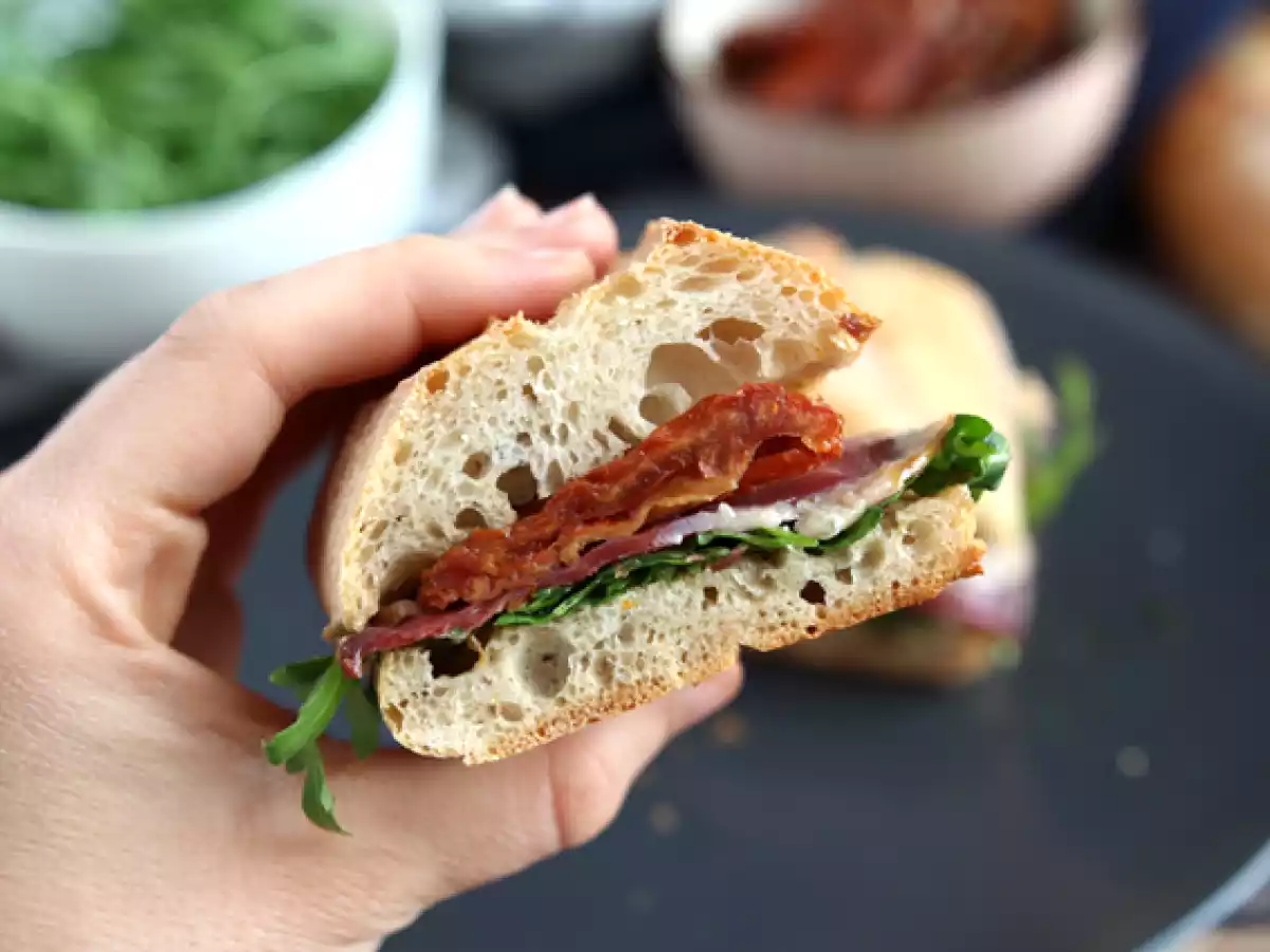 Sandwich met gerookte eendenborst, zongedroogde tomaten, rucola en balsamicoazijn - foto 4